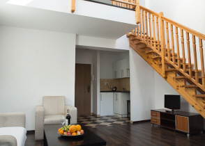 Apartamenty nad jeziorem port Mikołajki restauracje Mazury Polska