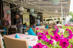 Apartamenty nad jeziorem port Mikołajki restauracje Mazury Polska