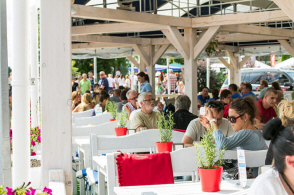 Apartamenty nad jeziorem port Mikołajki restauracje Mazury Polska