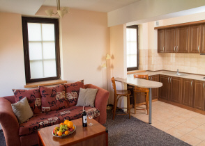Apartamenty nad jeziorem port Mikołajki restauracje Mazury Polska